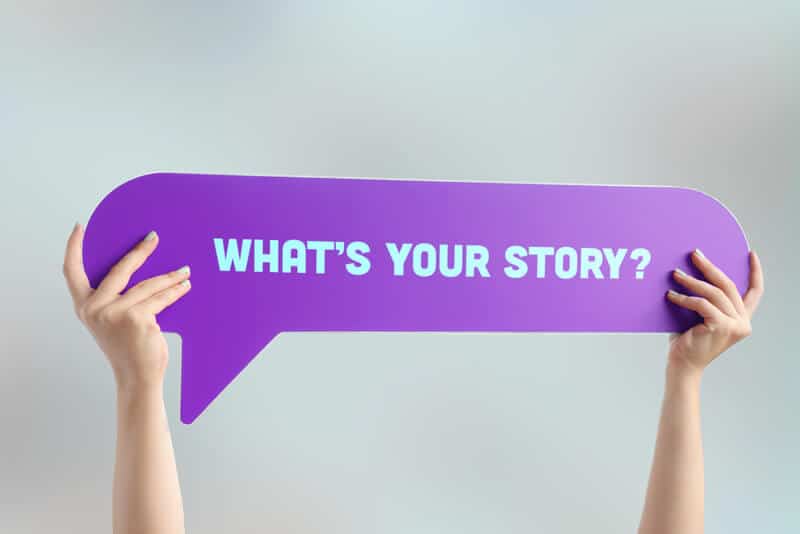 תמונת קאבר לפוסט - בתמונה כתוב באנגלית: What's Your Story? הטקסט כתוב בצבעתכלת בתוך בועת טקסט סגולה