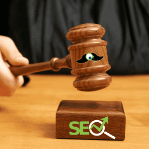 תמונת המחשה למאמר קידום אתרים לעורכי דין. בתמונה רואים את שופט בית המשפט עם פטיש במותג המפקח דופק על עמדה עם הכיתוב SEO